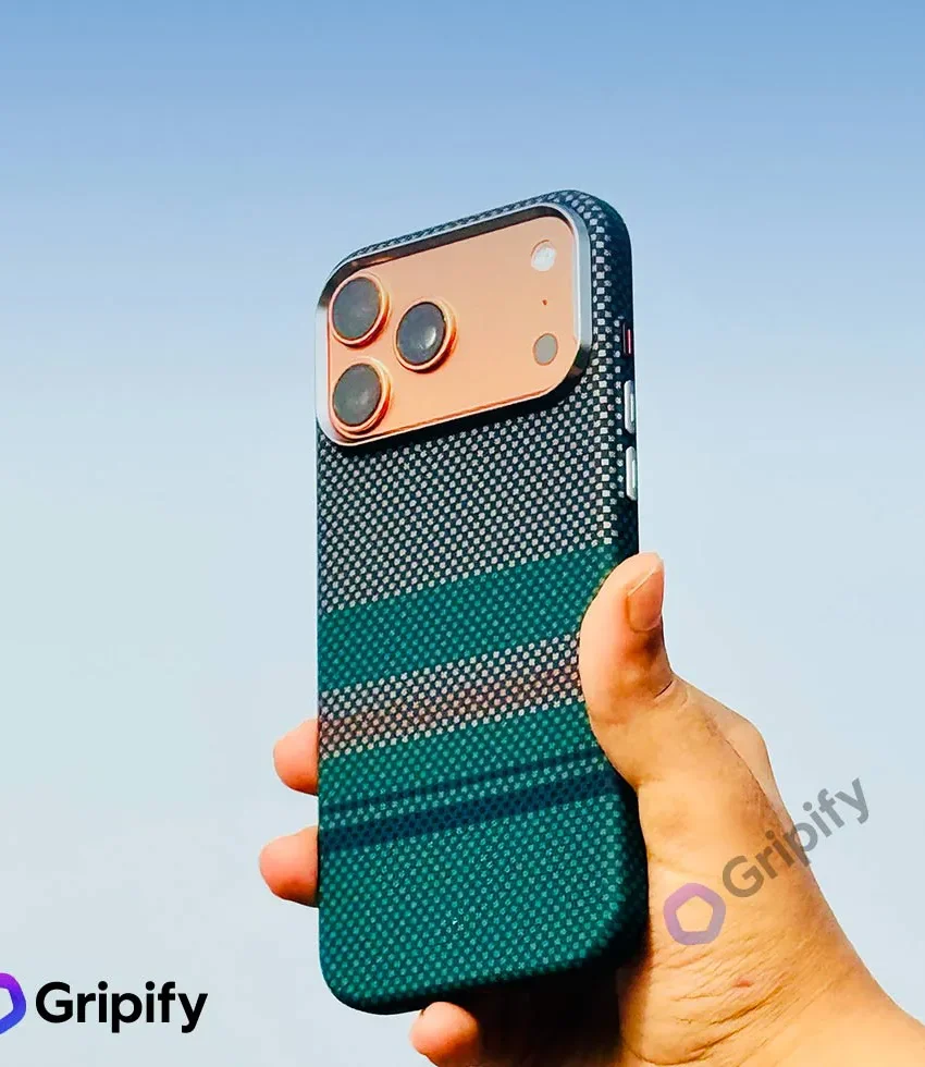 Carbon Fiber Texture MagSafe Case - Emerald Horizon