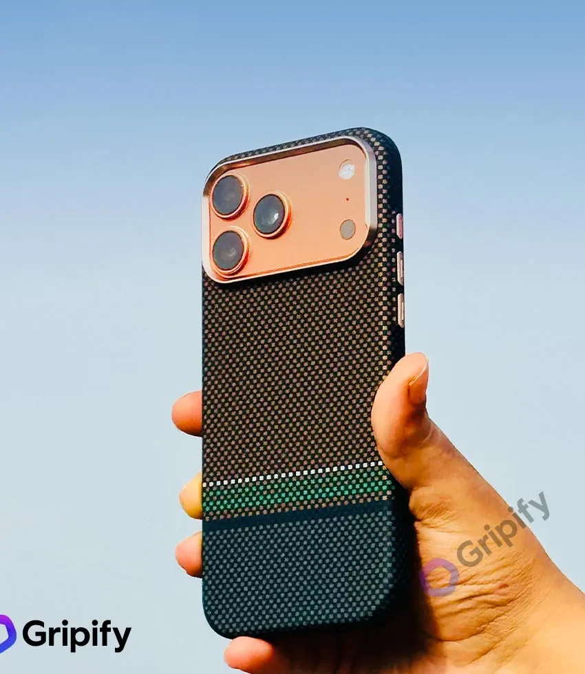 Carbon Fiber Texture MagSafe Case - Emerald Line