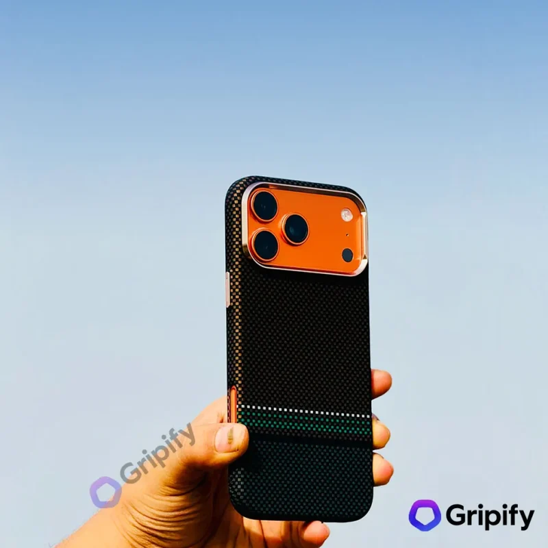 Carbon Fiber Texture MagSafe Case - Emerald Line - Image 3